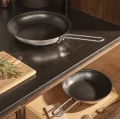 Patelnia nieprzywierająca 28 cm Eva Trio Stainless Steel Slip Let - Eva Solo