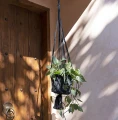 Czarny kwietnik wiszący osłonka z makramy Boho Macrame-L - Bazar Bizar