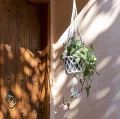 Biały kwietnik wiszący osłonka ze sznurka z makramy Boho Macrame-M - Bazar Bizar