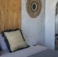 Naturalna poduszka dekoracyjna 60x60 z rafii Square z czarnymi frędzlami - Bazar Bizar
