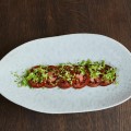 Talerz do serwowania z fakturą i organicznym kształtem Tega - Muubs