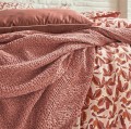 Bawełniana narzuta z fakturą plastra miodu Songe Blush 260x240 - Essix