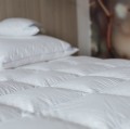 Kołdra z puchu gęsiego 180x200 Amore Medium, batyst, 90% puch, całoroczna - Notte