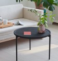 Niski stolik kawowy z drewnianym blatem Savoye Black Ø60 - PLEASE WAIT to be SEATED