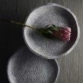 Dekoracyjna misa na nodze z terakoty Luna, szara - Muubs