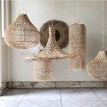Naturalny długi ażurowy abażur w stylu boho do lampy sufitowej Squid-M z rattanu BAZAR BIZAR