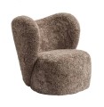 Nowoczesny mały fotel obrotowy Little Big Sheepskin skóra wełna owcza kolor Sahara NORR11