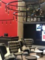 Fotel tapicerowany Mammoth drewno dębowe czarne Black skóra Dark Brown NORR11 do hotelu