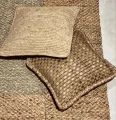 Naturalna poduszka dekoracyjna 40x40 z rafii Flores BAZAR BIZAR