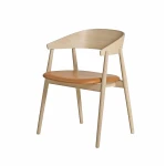 Krzesło drewniane z tapicerowanym siedziskiem AC2, dąb bielony, skóra cognac - Andersen Furniture