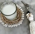 Okrągłe podkładki pod kubek Rafia Shell z rafii i muszli 4 sztuki - Bazar Bizar