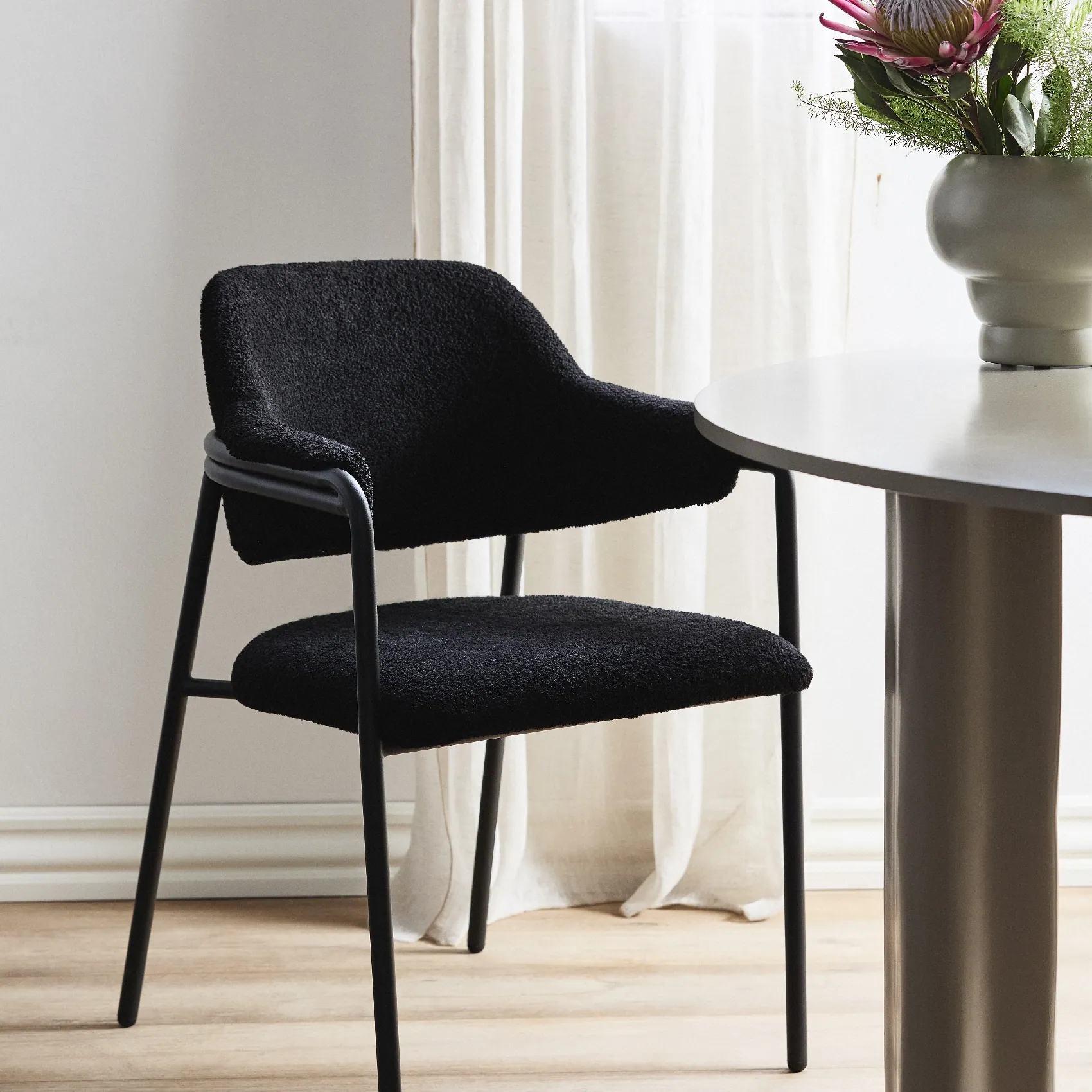 Albert Nordal krzesło z podłokietnikami tapicerowane, sklep internetowy Natural Home Decor