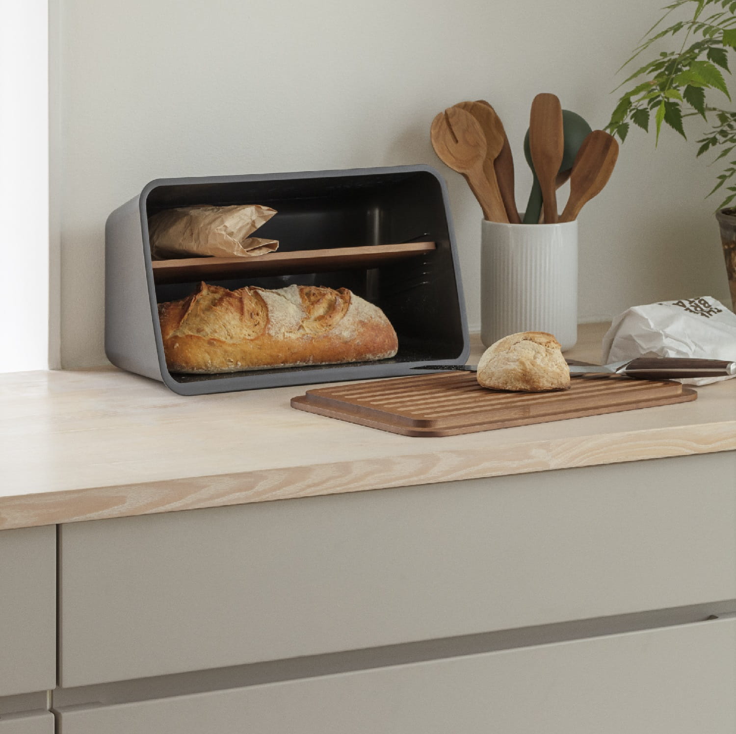 czarny chlebak z półką i deską Eva Solo Natural Home Decor