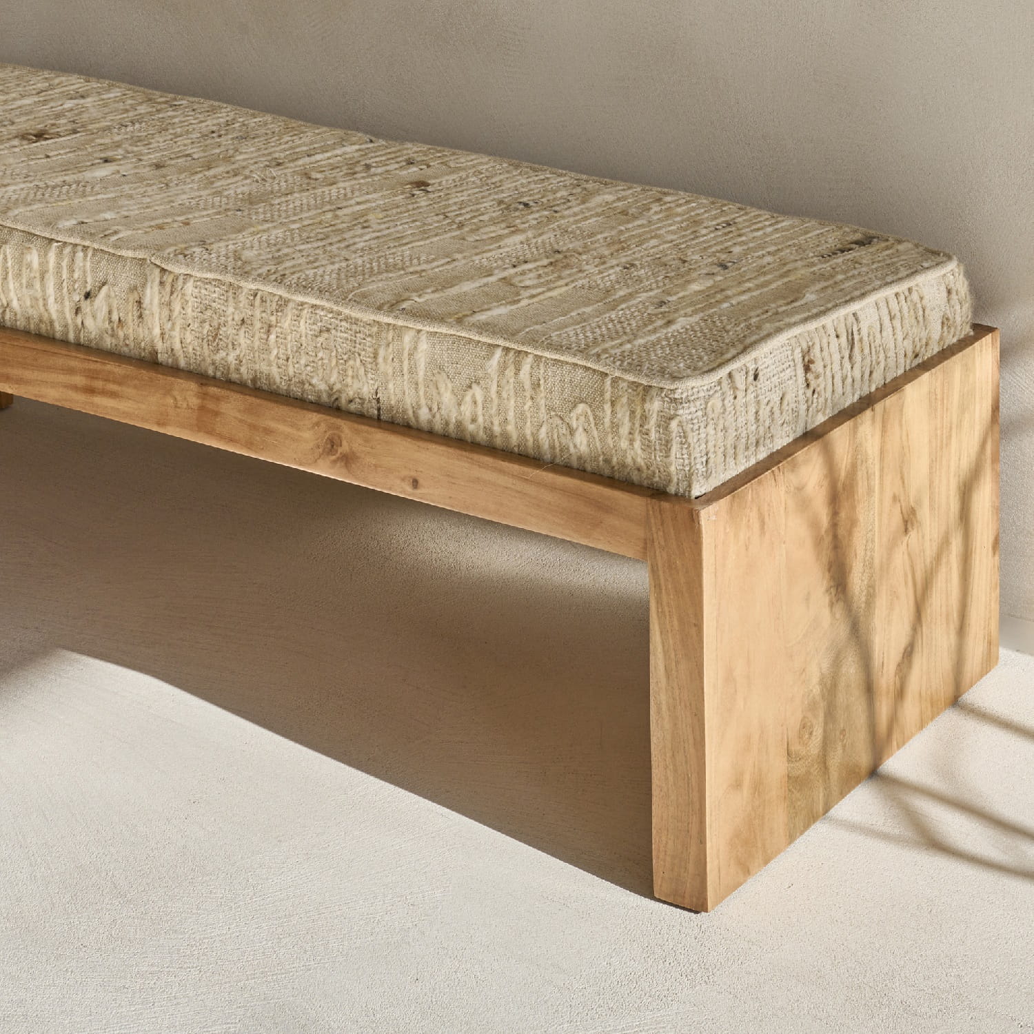 Drewniana ławka z tapicerowanym siedziskiem Shiba Pomax, Natural Home Decor