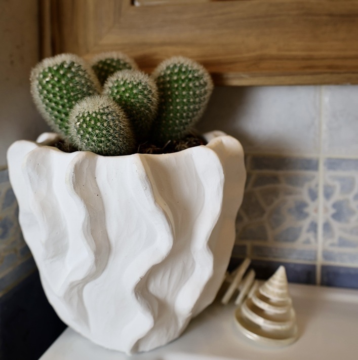 biała ceramiczna osłonka, natural home decor
