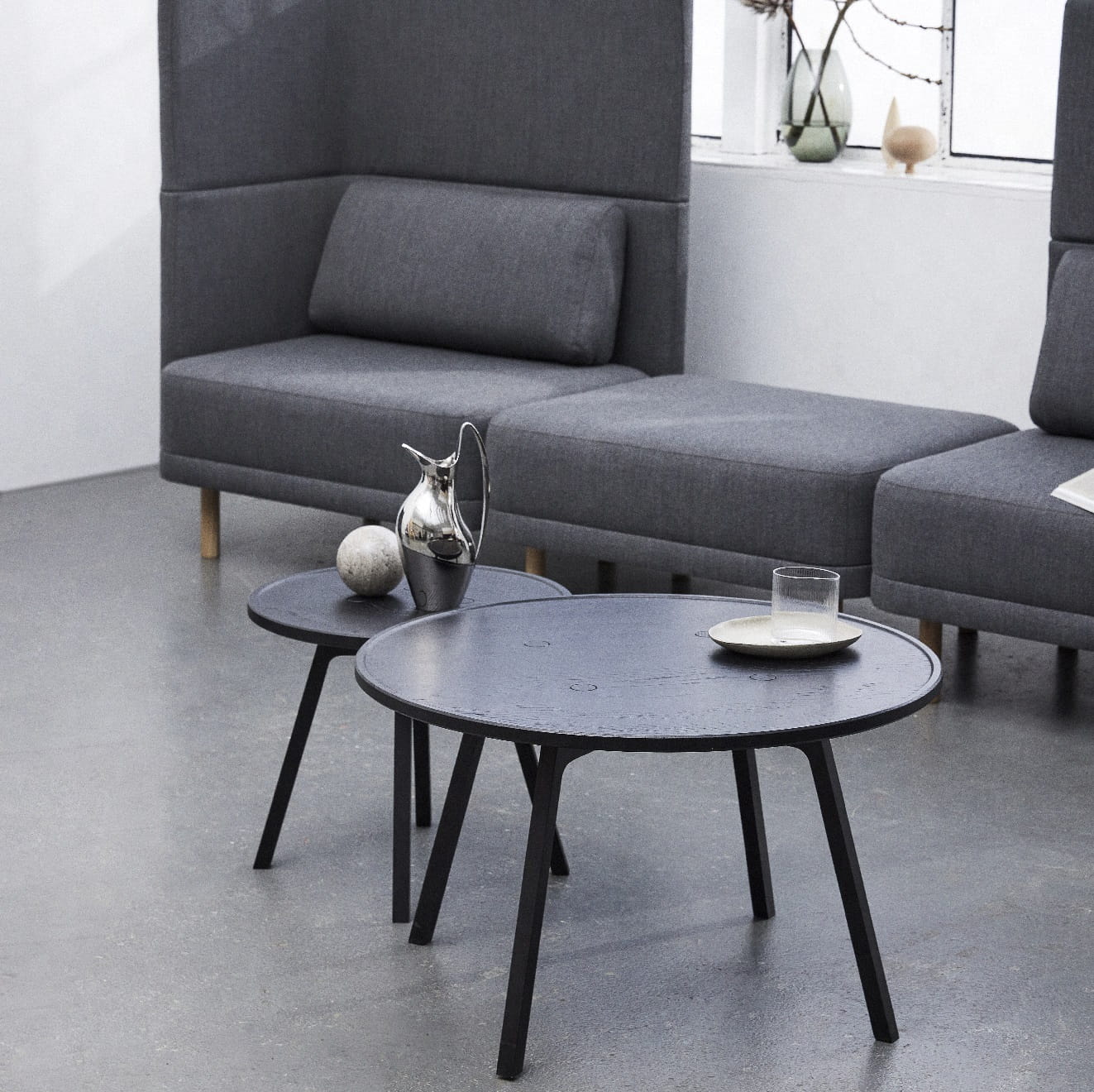 Czarny stolik kawowy okrągły dębowy Natural Home Decor