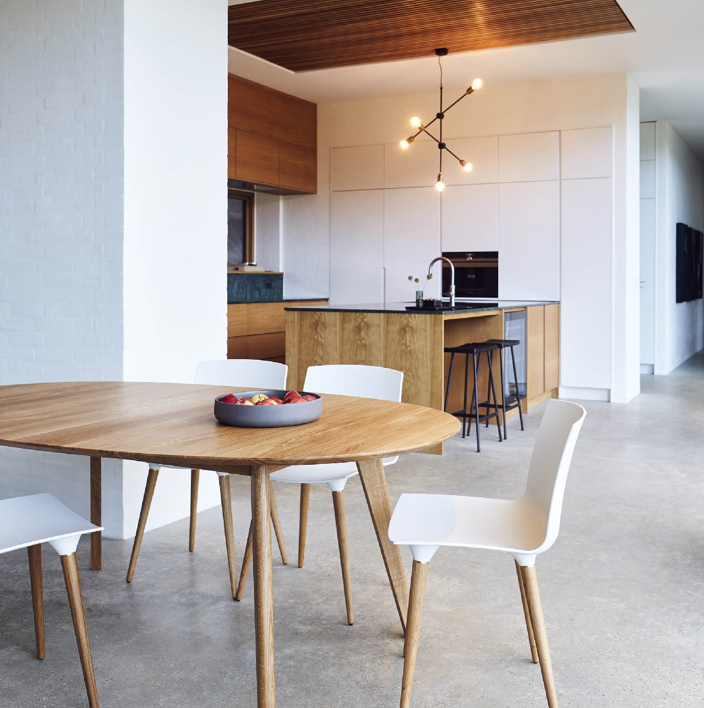 Designerskie krzesło na drewnianych nogach Tac Andersen Furniture Natural Home Decor