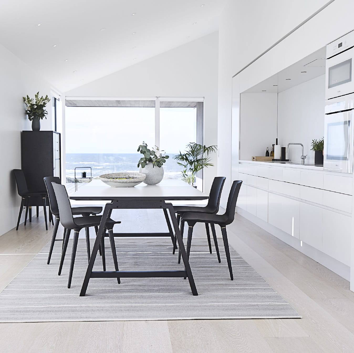 Czarne designerskie krzesło na drewnianych nogach Tac Andersen Furniture Natural Home Decor