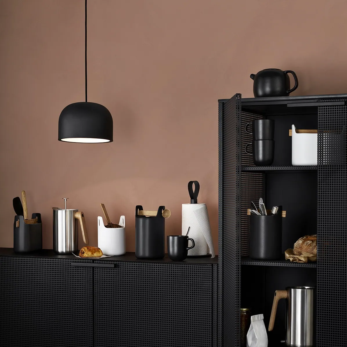 czarny stojak na ręcznik papierowy Eva Solo Natural Home Decor