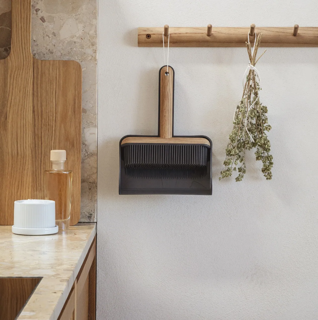zmiotka i szufelka w stylu skandynawskim Eva Solo Natural Home Decor
