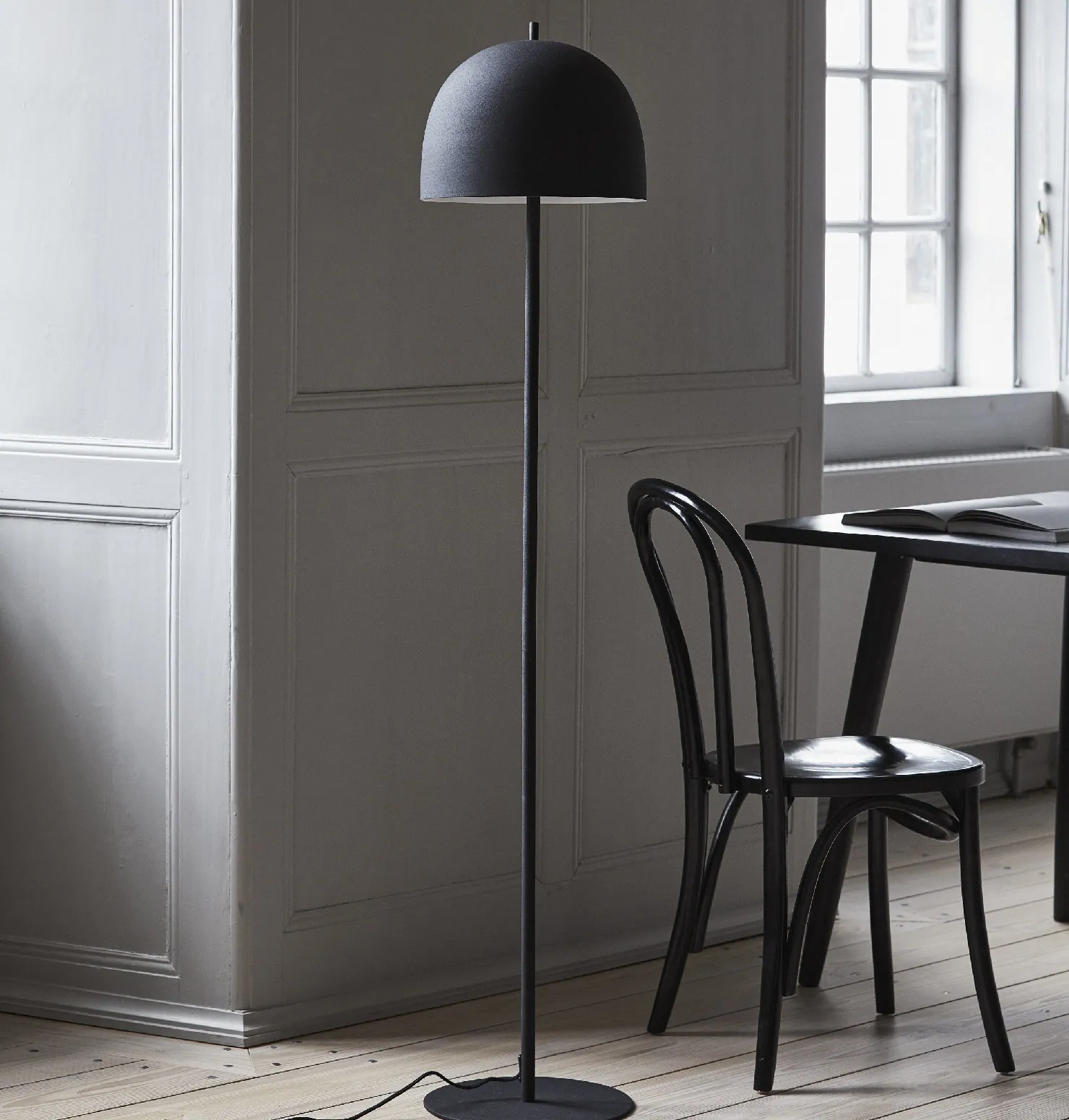 Lampa podłogowa czarna Glow Nordal Natural Home Decor