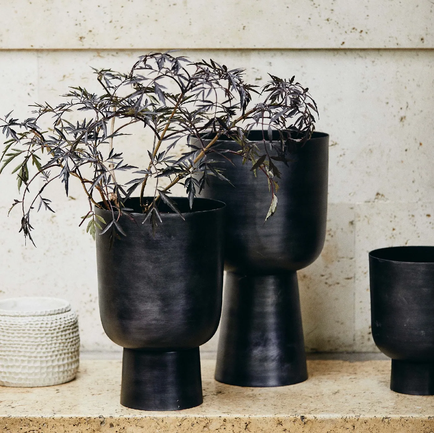 Doniczka na nodze Galoa Nordal, sklep internetowy Natural Home Decor