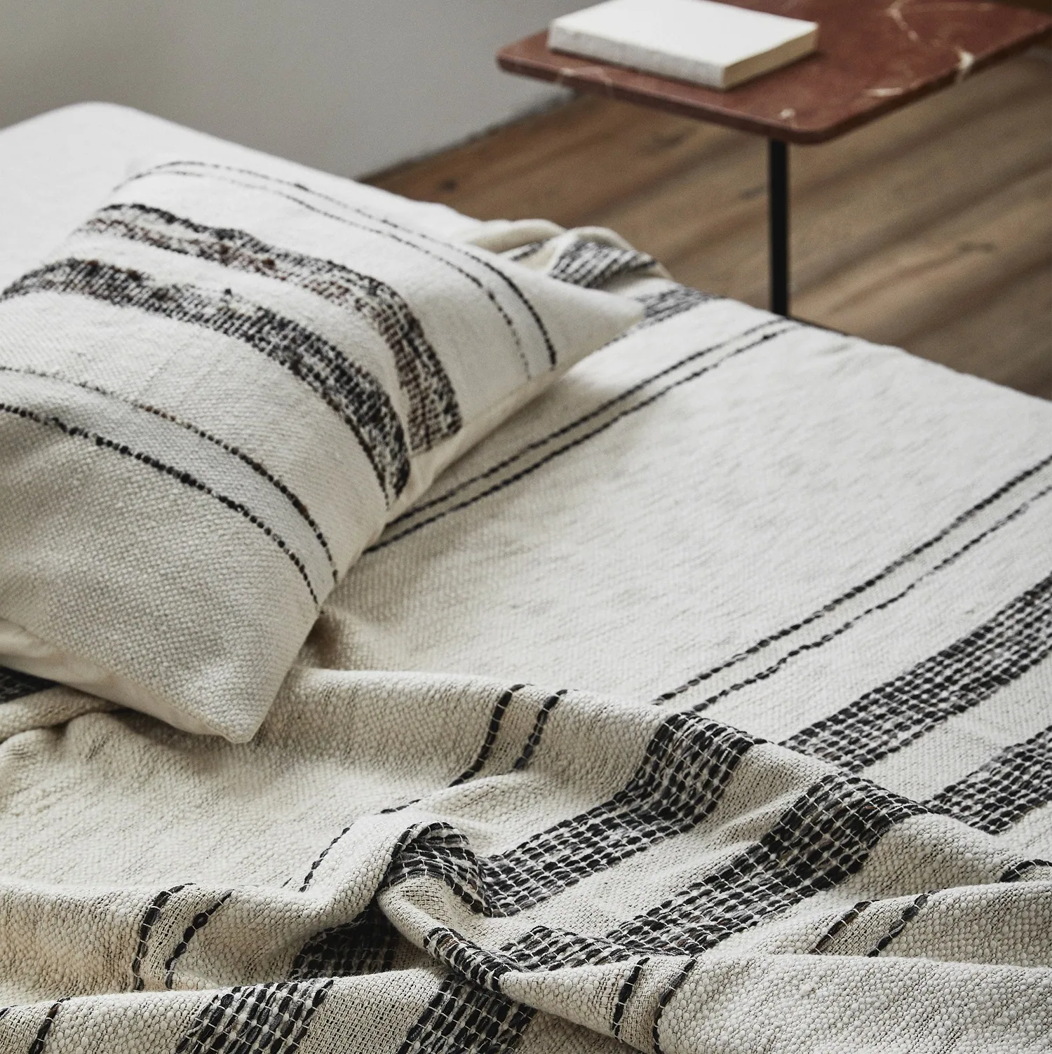 narzuta na łóżko w paski Anser Nordal, sklep internetowy Natural Home Decor
